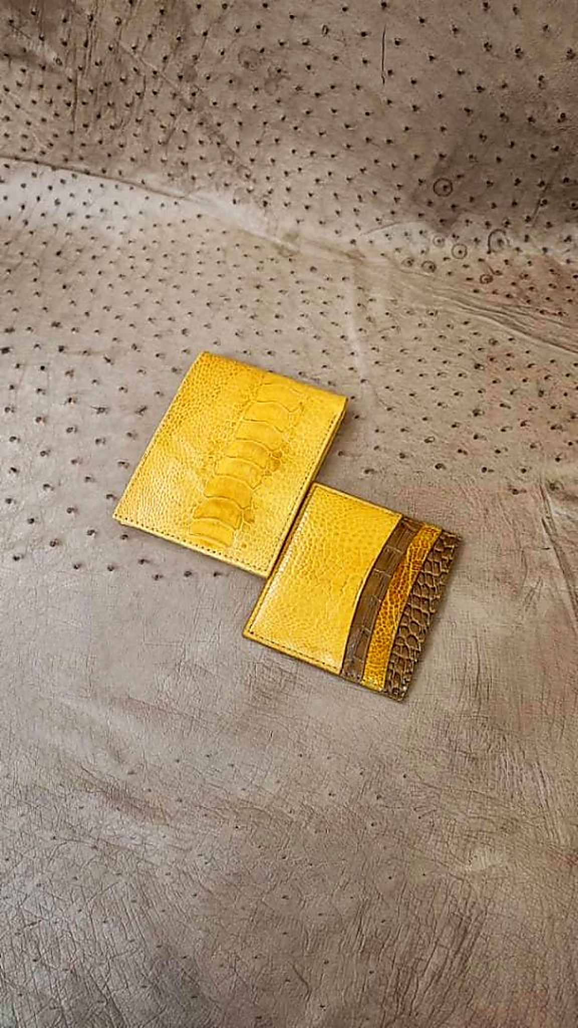 کیف پول زرد با نوار ساق روی پوست بدن