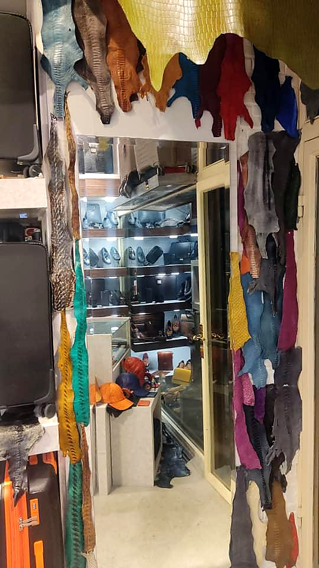 قاب آینه پوشیده از پوست رنگی شترمرغ در شوروم